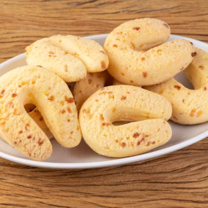chipas-bollo-queso-tipico-america-sur-plato-blanco-sobre-mesa-madera_92534-1492