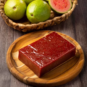 pasta-guayaba-dulce-tipico-elaborado-guayaba-tambien-conocido-como-goiabada_434193-3781