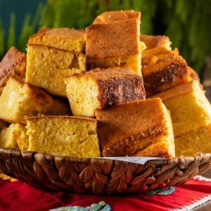 sopa-paraguaya-recien-horneada-cuadrados-exhibicion-canasta-tejida_1176226-173
