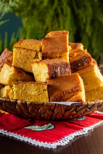 sopa-paraguaya-recien-horneada-cuadrados-exhibicion-canasta-tejida_1176226-173