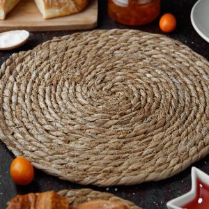 vista-lateral-del-salvamanteles-para-platos-calientes-con-mermelada-de-harina-kumquats-de-limon-croissant-panqueques-galletas-sobre-fondo-negro
